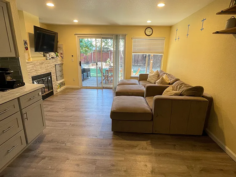 9425 Village Tree Dr — Photo 15