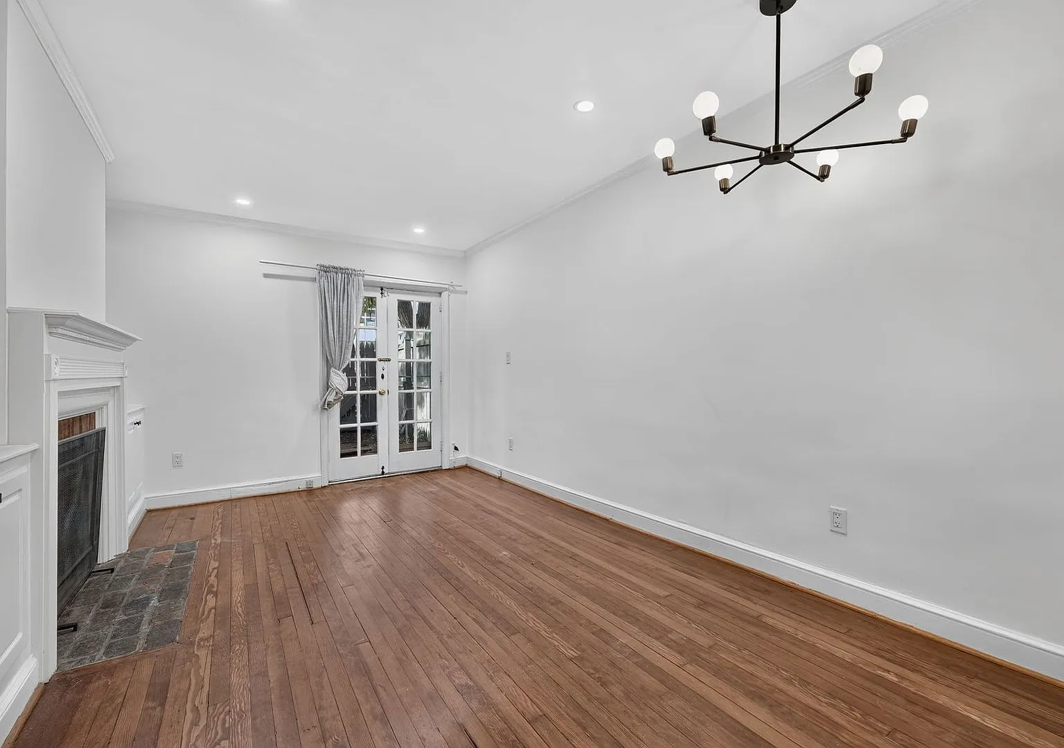 Charming & Restored 2BD/2BA Historic Rowhouse in Historic Snows Court — Photo 4