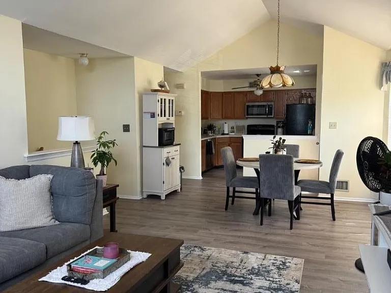 1410 Pinhorn Dr — Photo 3