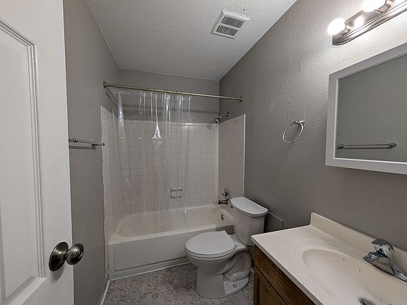 2nd image of 1425 N Yosemite St #9