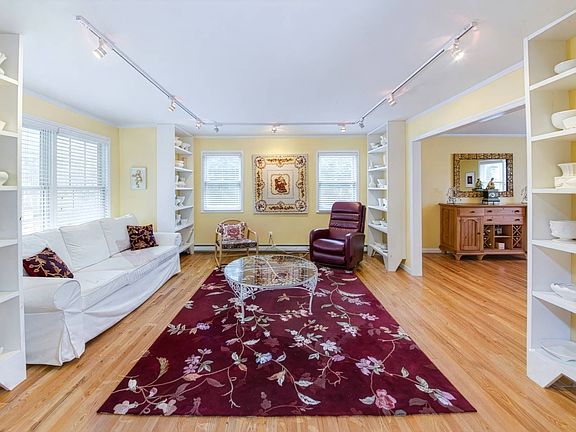 3rd image of 28 Cedar Ridge Dr