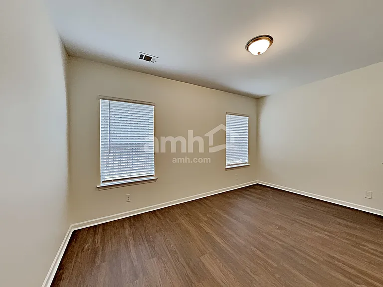 180 Landsdown Xing — Photo 22