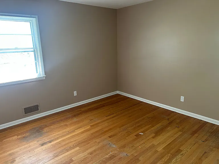 9400 Woodward St — Photo 2
