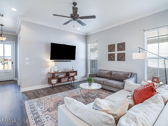 4th image of 210 Parker Ln