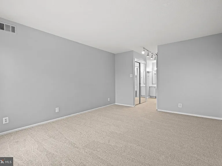 307 Yoakum Pkwy #703 — Photo 19