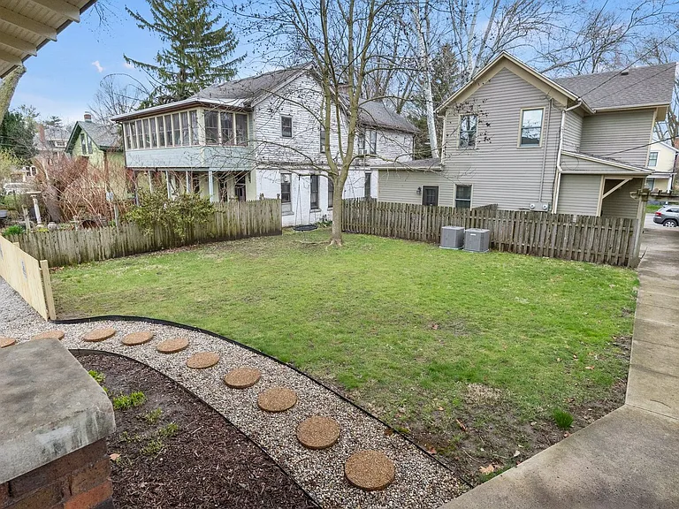 1213 W Jefferson Blvd — Photo 41