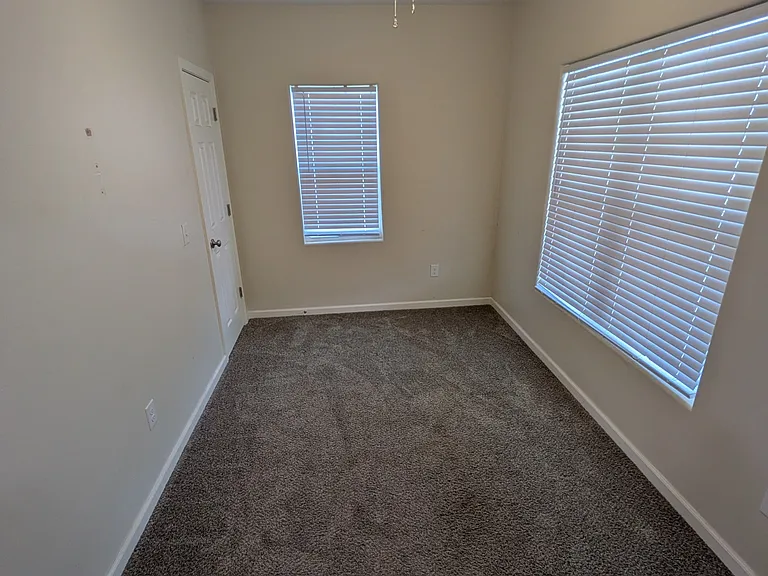 924 E Walnut St — Photo 10