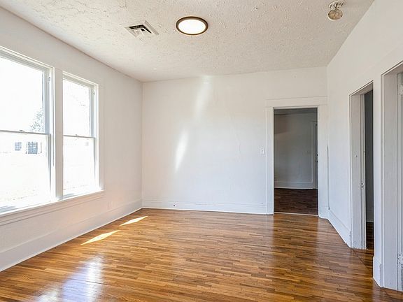 5th image of 410 W Salem Ave
