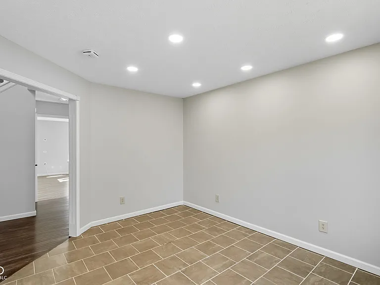 7975 Meadow Bend Cir — Photo 8