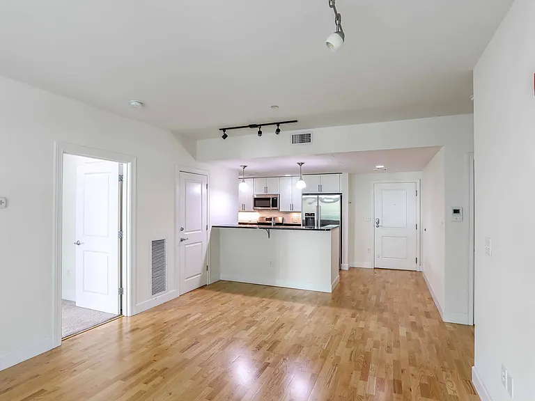 7 Cameron Apartments — Photo 18