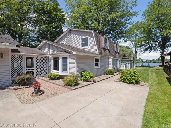 3422 Ponemah Dr, Fenton, MI 48430