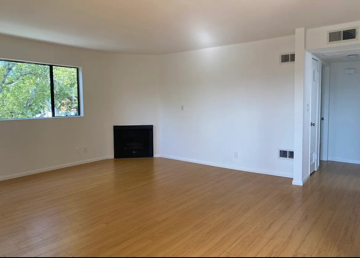 1170 Spazier Ave — Photo 3