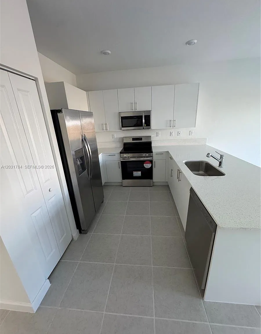 3 bed, 2.5 bath, 1545 sqft, $2,400 — Photo 3