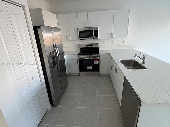 3rd image of 2655 SE 28th Ave