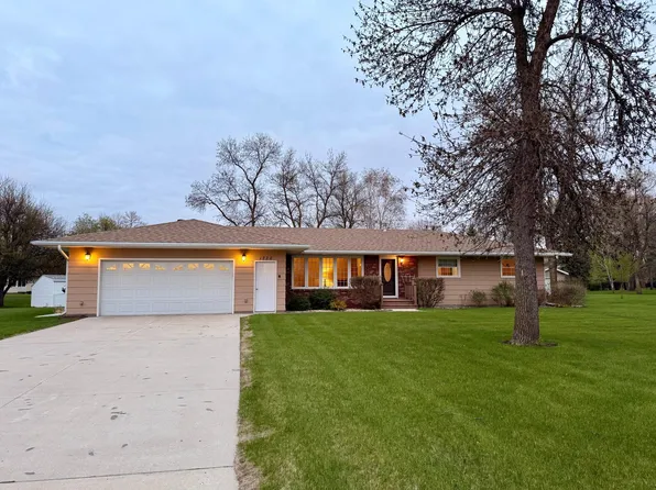 1228 Edgewood Dr, Thief River Falls, MN 56701