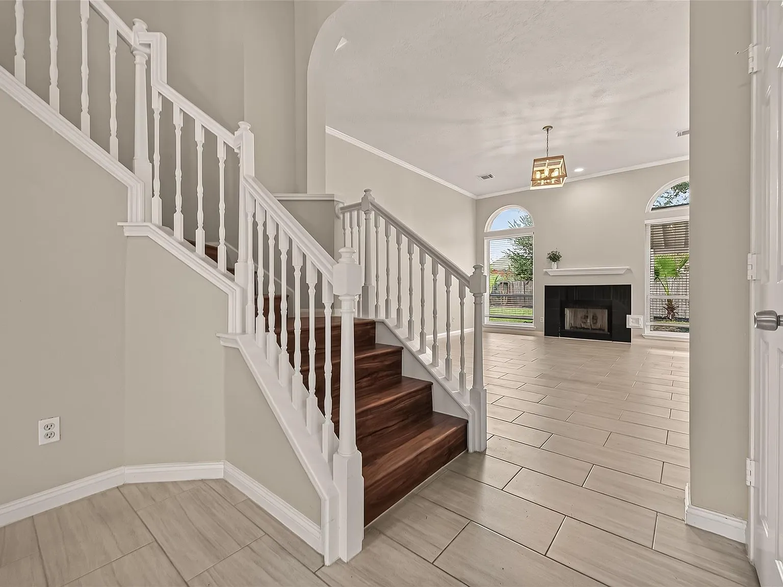 4 bed, 2.5 bath, 2874 sqft, $2,875 — Photo 2