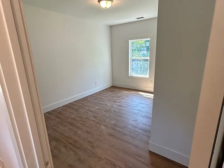 260 Griffeth St — Photo 16