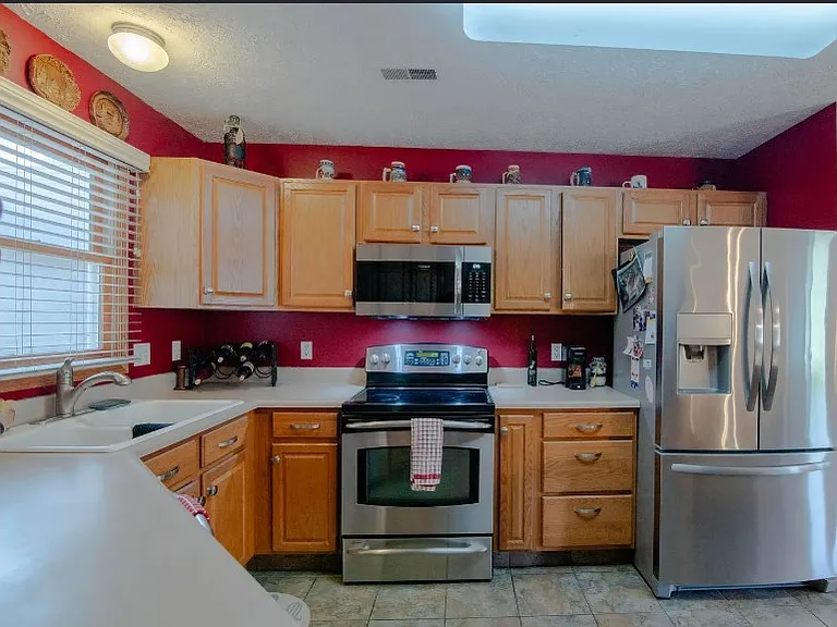 550 Lakeside Dr — Photo 6