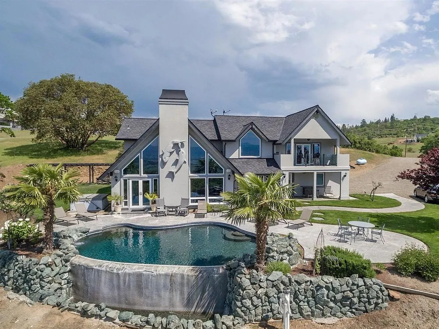 East Medford Luxury View Estate | Infinity Pool | 5 Private Acres- Not Fenced — Photo 1