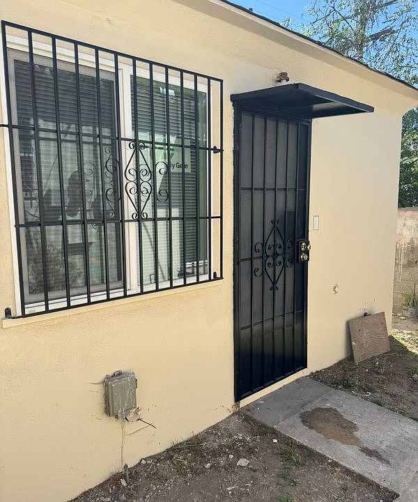1st image of 214 E 88th Pl
