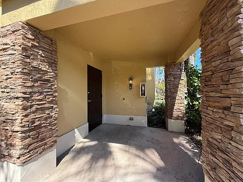 3395 NE 10th St Photo 1