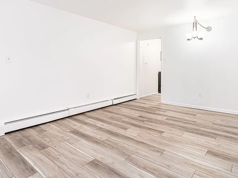 Lindsay Court Apartments — Photo 11