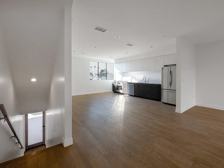 646 N Commonwealth Ave — Photo 3