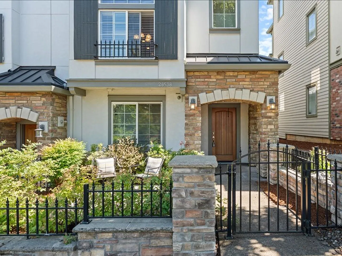 Stunning 3-Bedroom Townhome In Villebois With Garage, Fireplace & Community Amenities — Photo 2