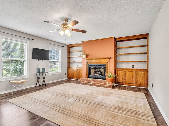 4th image of 424 Woodfield Dr