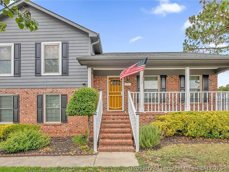 1931 Daphne Cir — Photo 1
