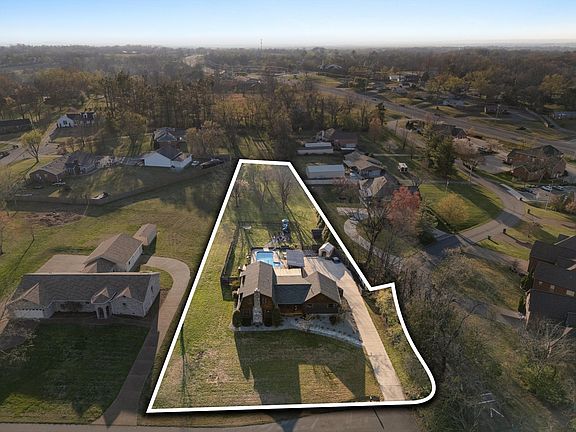 3rd image of 223 Hickory Trce