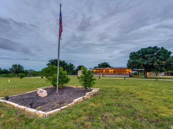 337 DEWEY LN, Seguin, TX 78155