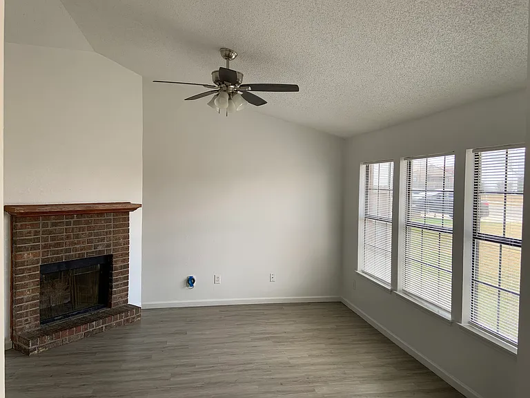 2410 Grasslands Dr — Photo 7