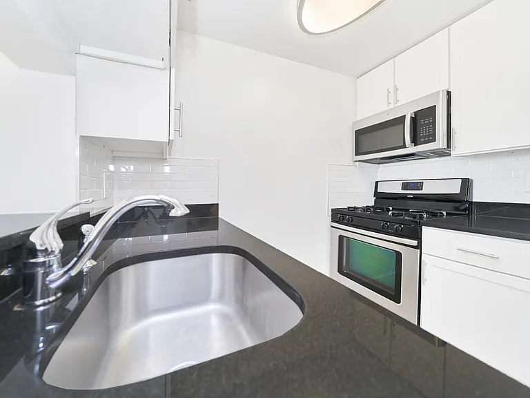 160 Riverside Blvd #16H — Photo 7