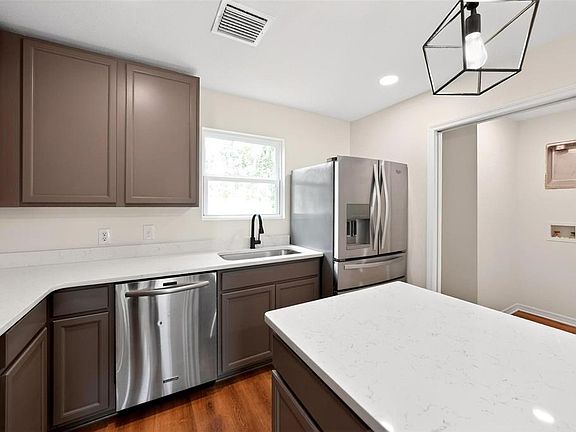 5th image of 607 Thomas Ave
