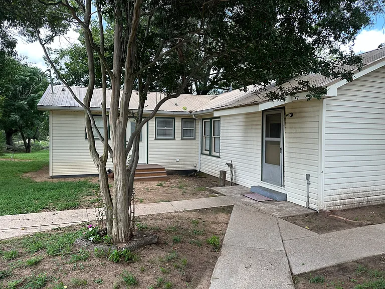 4764 W US Highway 79 — Photo 10