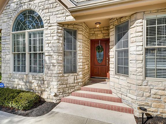 3rd image of 9786 Oxford Cir