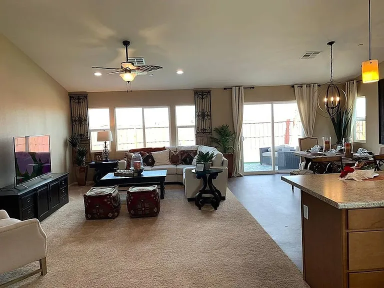 265 W Playa Del Carmen Dr — Photo 2