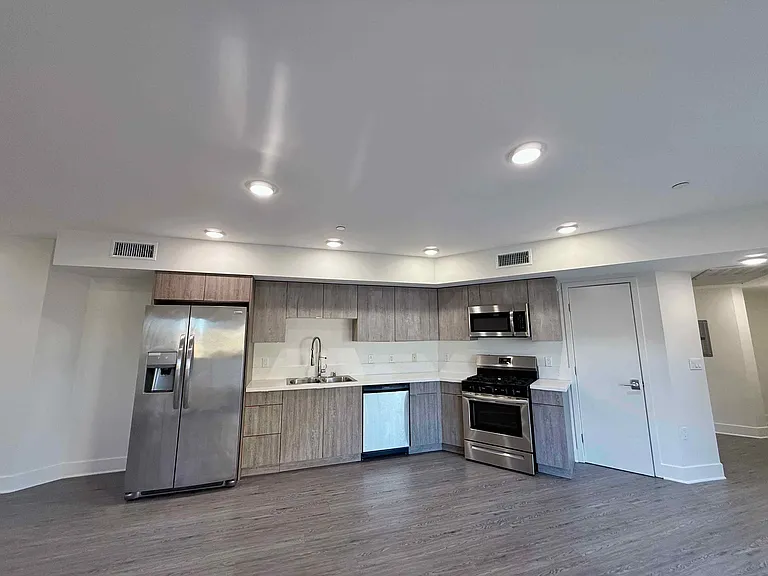 2022 West Sunset Boulevard — Photo 6