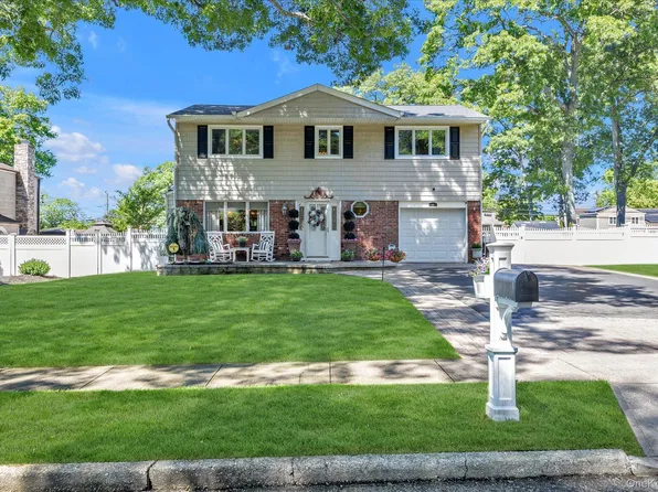 22 Villa Lane, Smithtown, NY 11787