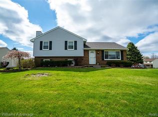 29401 Tonester Cir, New Hudson, MI