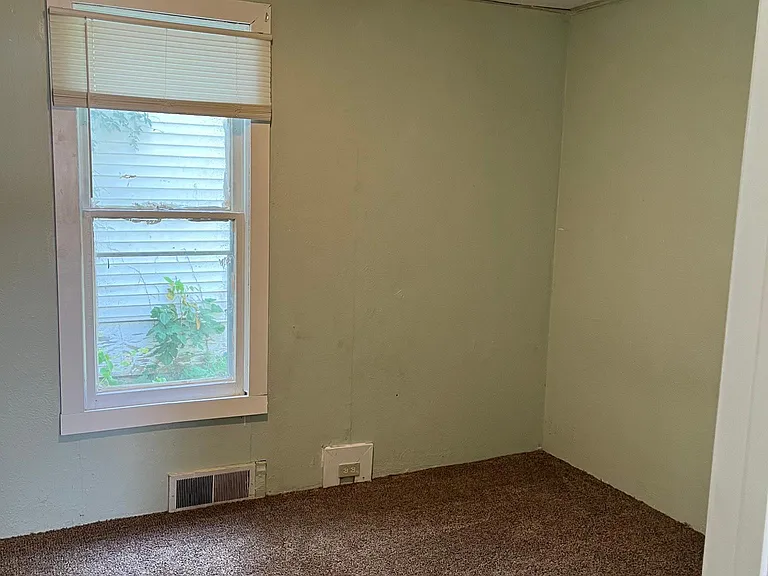 2511 NE Adams St — Photo 5