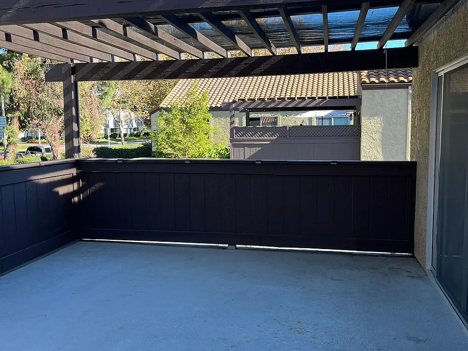 Large, upper level patio deck