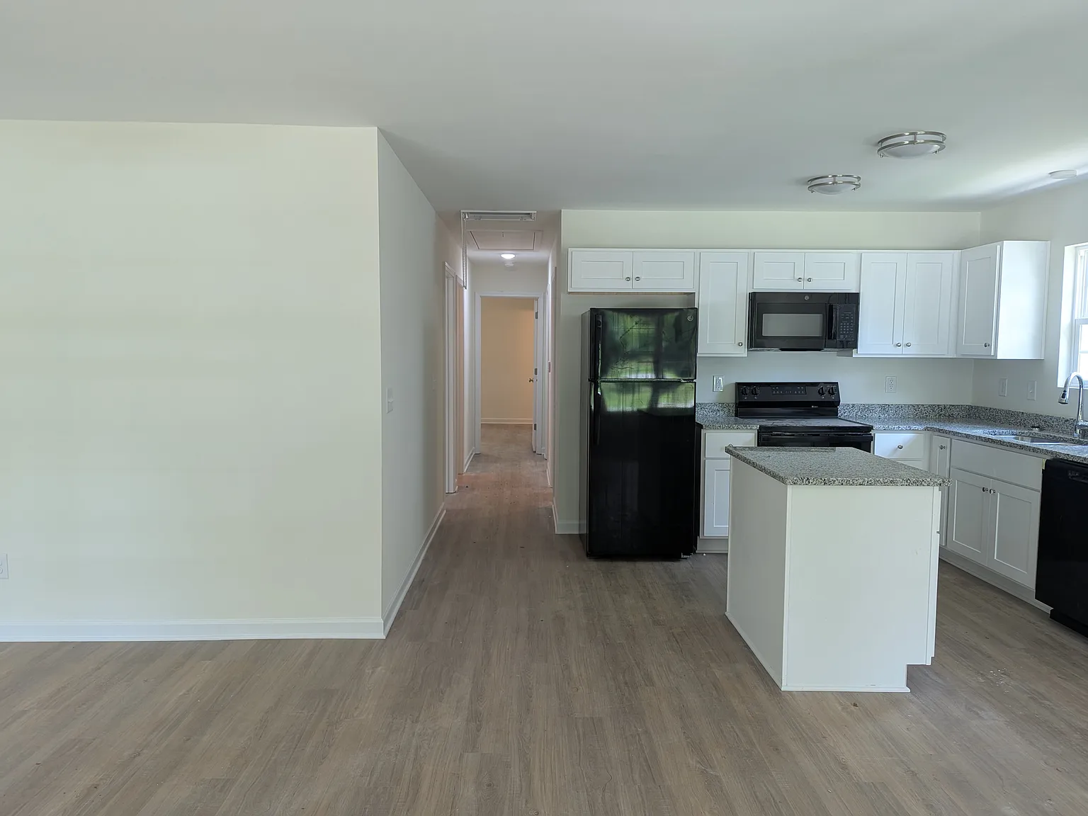 3 bed, 1202 sqft, $1,800 — Photo 2