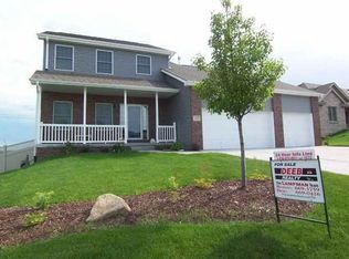 10407 Hillcrest Dr, La Vista, NE 68128