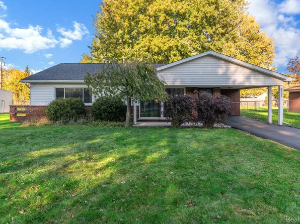 2502 Ivanhoe Dr, West Bloomfield, MI 48324