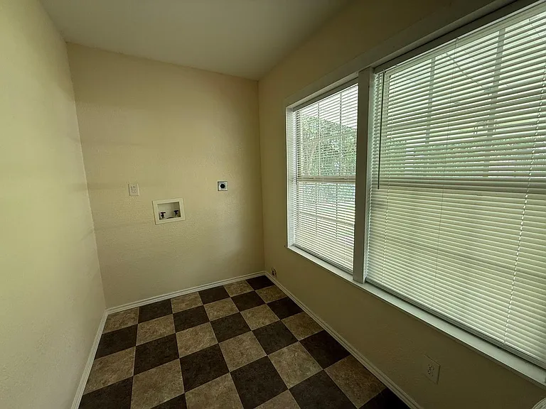 2202 Burnett Ave — Photo 10