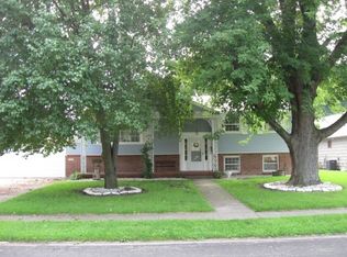 208 Briar Ln, Mattoon, IL 61938