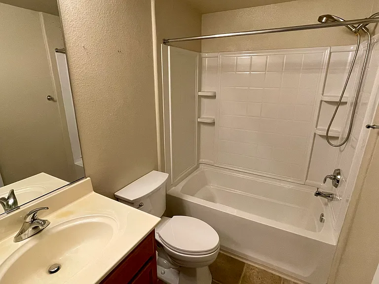1012 Vessona Cir — Photo 14
