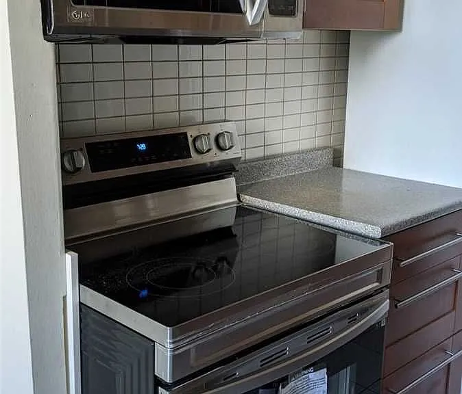 1625 Bloor St E — Photo 3